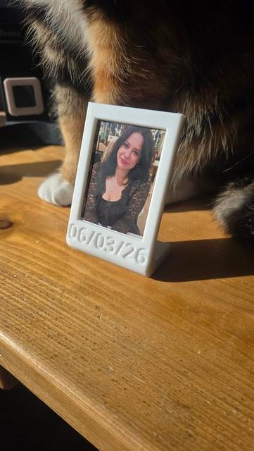 Instax mini - Horizontal and vertical desk display! 3D model thumbnail