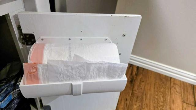 Kirkland Kitchen Trash Bag Holder 3D model thumbnail