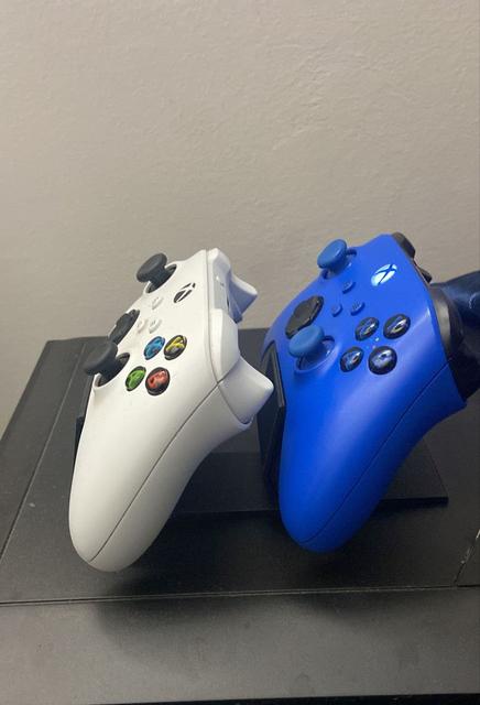 Double universal controller stand 3D model thumbnail