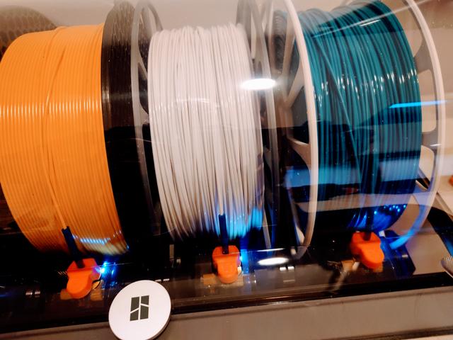 Customizable LockSpool V3 with hub cap for labels (for Bambu Labs AMS and other printers) 3D model thumbnail