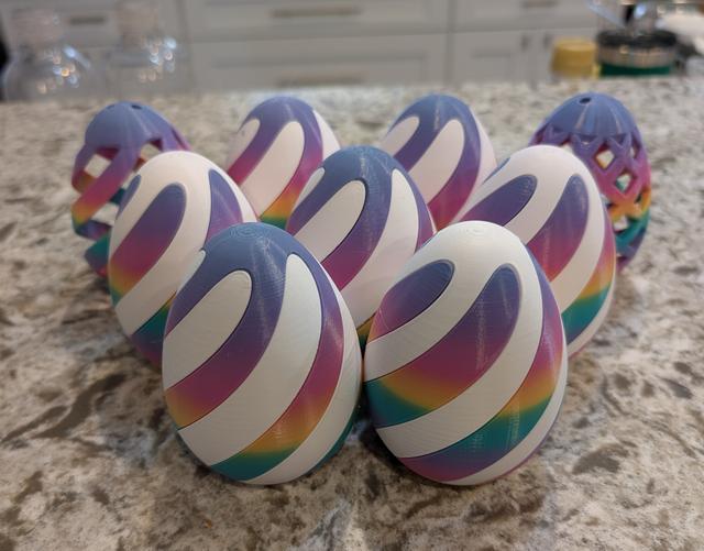 Screw Together Egg with Money Holder (Similar to the "Impossible" models) 3D model thumbnail
