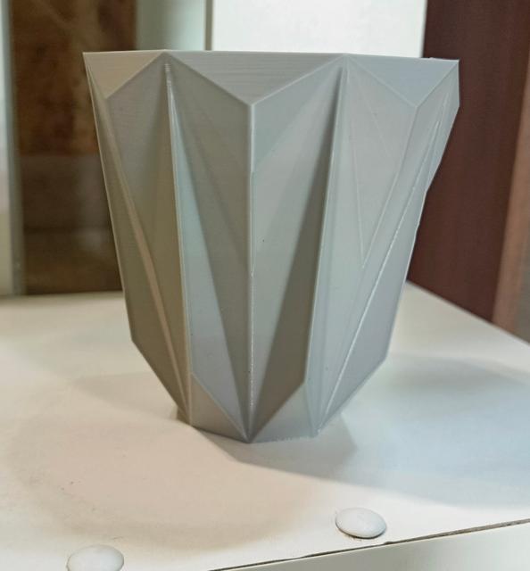 Polygonal vase 3D model thumbnail