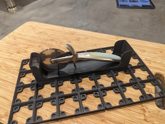 Gridfinity Pizza cutter holder 3D model thumbnail