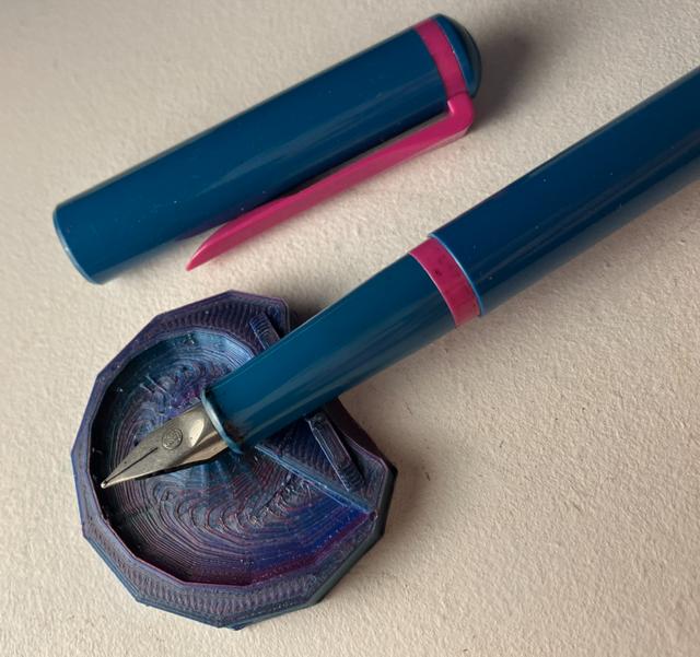 hexil fossil pen rest 3D model thumbnail