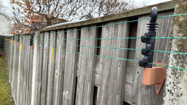 Side mount for Gallagher electric fence insulator 3D model thumbnail