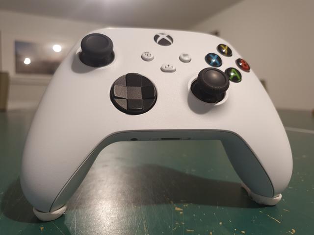 Minimalist Xbox controller stand (space for 8mm Nonslip pads) 3D model thumbnail