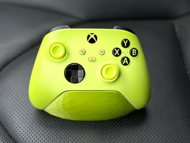 Low Poly Xbox Controller Stand 3D model thumbnail
