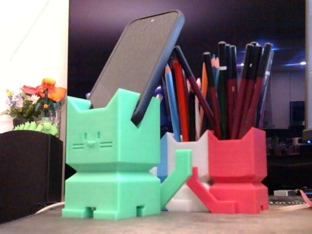 Calicat Cellphone Holder - With charger cable passthrough 3D model thumbnail