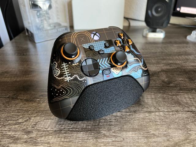 Minimalist SCUF Instinct Pro Stand 3D model thumbnail