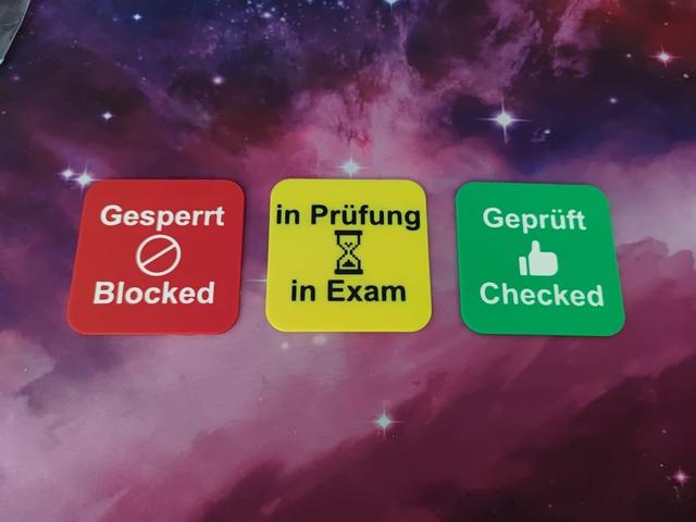 Gesperrt, in Prüfung und Geprüft Schilder 3D model thumbnail