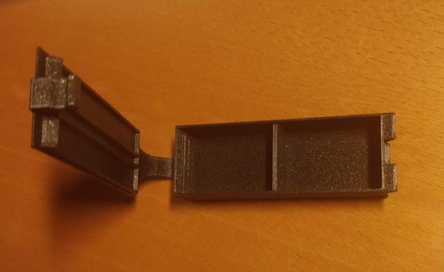 Small Screw Box with sepator 3D model thumbnail