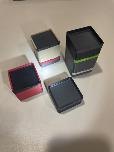 Gridfinity Bins 1x1 with Lids and slots for magnets 3D model thumbnail