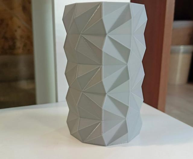 Polygonal vase 3D model thumbnail