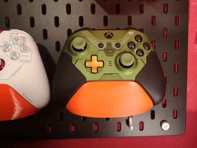 Minimalistic Xbox Elite Series 2 Controller Stand for Skadis (Supports Scuf Paddles) 3D model thumbnail