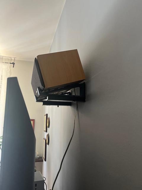 angled speaker stands 3D model thumbnail