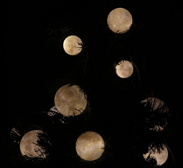 Moon lithophane Christmas tree bauble lights 3D model thumbnail