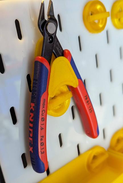 Cutter holder for SKADIS / T-Clip 3D model thumbnail