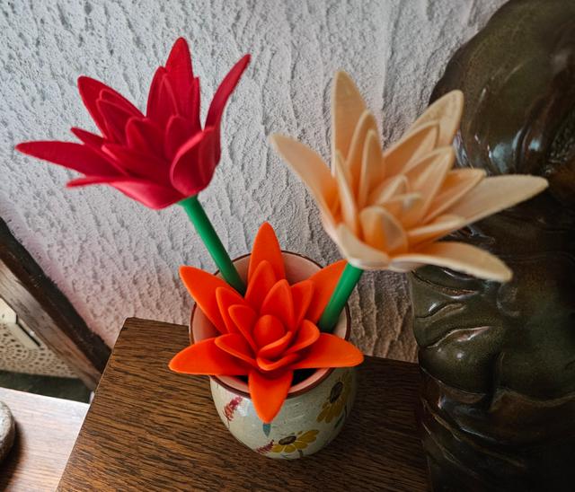 Flower with stems 10, 15 and 20 cms - Fleur avec tiges de longueur 10, 15 et 20 cms. 3D model thumbnail