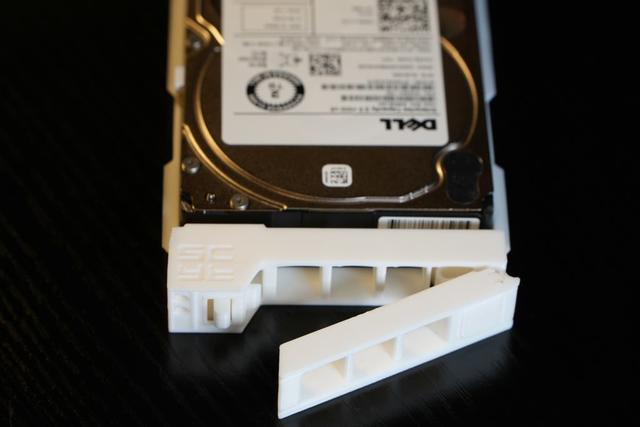 2.5" Drive Caddy for Dell R640, R440, R740, T550, and other 14th gen Dell EMC servers 3D model thumbnail