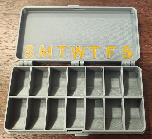 Easy-to-read larger weekly pill box 3D model thumbnail