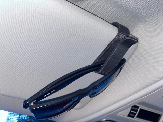 Sunglasses Car Clip thick for thick glasses and thick sun visors 3D model thumbnail