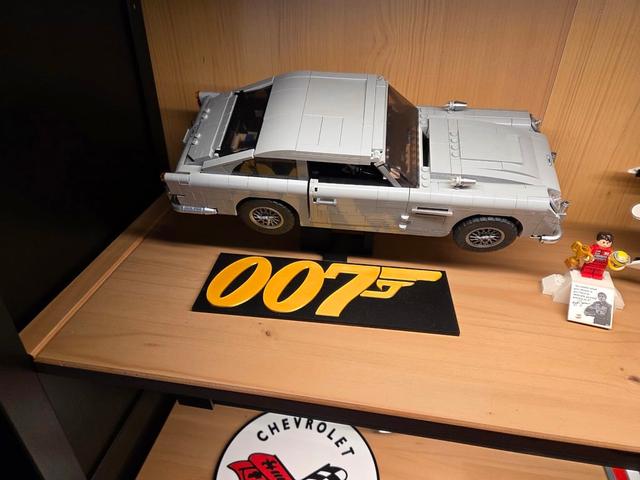 LEGO 007 Aston Martin Stand 3D model thumbnail