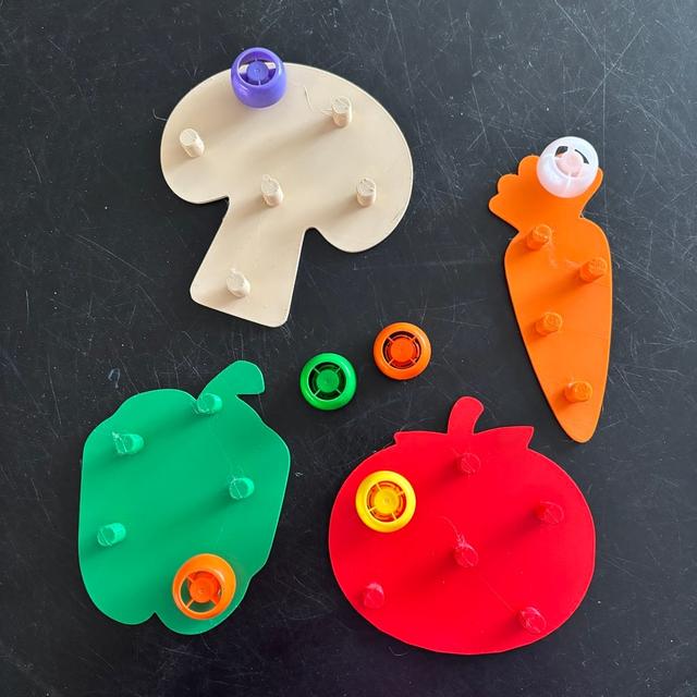 Groenten vormen voor de dopjes van knijpfruit / Vegetable molds for the caps of squeeze fruit 3D model thumbnail