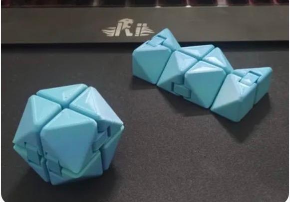 Cubo infinito triangulo 3D model thumbnail