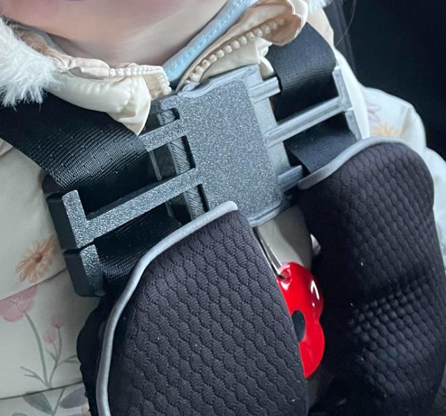 Universal Child Car Seat Chest Clip 3D model thumbnail