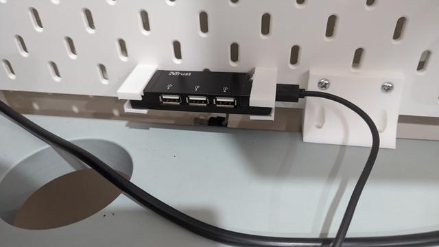 Skadis mount for cheapo 4-port USB hub 3D model thumbnail