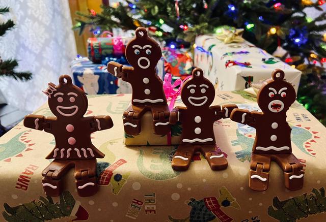 Gingerbread people 3D model thumbnail
