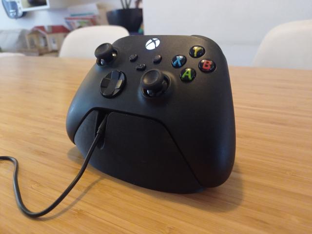 Minimalistic Xbox Controller Stand with Headphone Port 3D model thumbnail