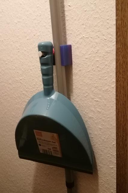 Add a hook for dustpan and brush 3D model thumbnail